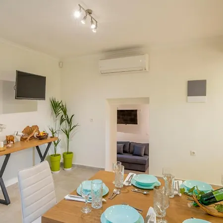 Vasilika Peritheias Sleeps 10 With Pool Air Con And Wifi